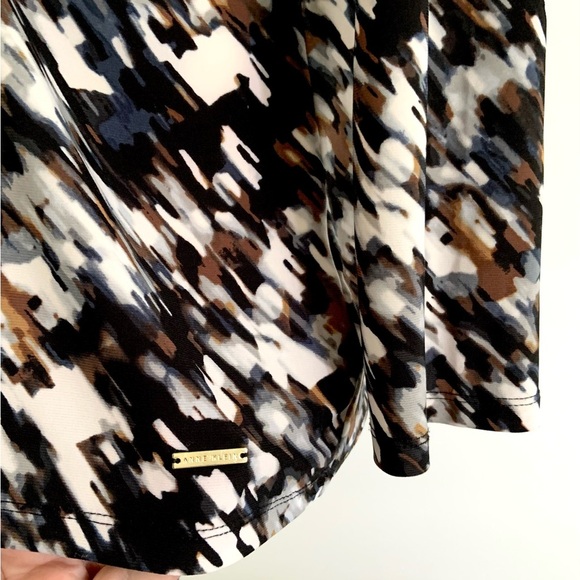 Anne Klein V-neck abstract top - Picture 2 of 7